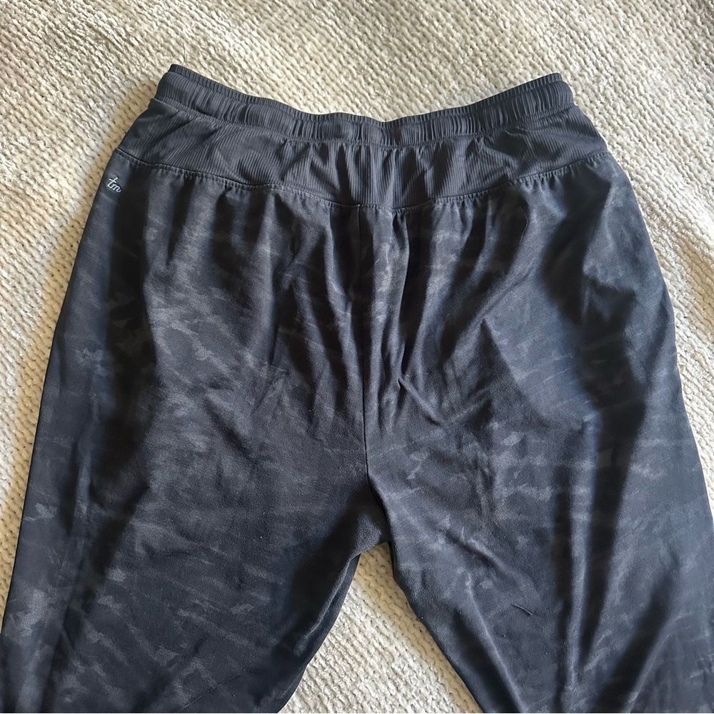 Travis Mathew Women's Fall Long Lunch Jogger Pant in Camouflage Black Small - Picture 9 of 10